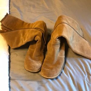 Tan Sketchers boots